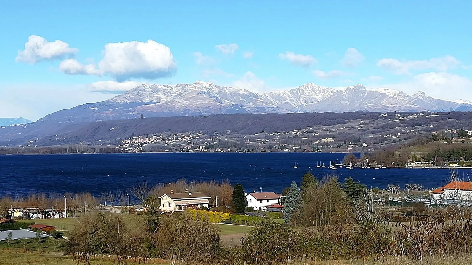 Lago di Viverone con le colline moreniche della Serra e le Alpi innevate sullo sfondo, in una giornata limpida