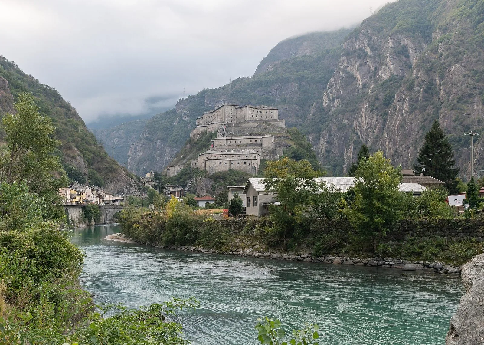 Il forte di Bard sullo sperone roccioso sopra la Dora Baltea, tra le montagne della bassa Valle d'Aosta